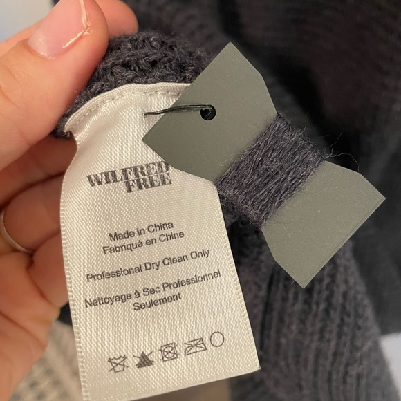 100% Wool mid-calf Wilfred Turtle neck sweater - Picture 5 of 8